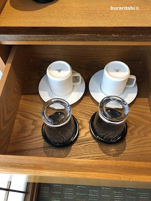 引き出しはグラスとコーヒーカップが並ぶ